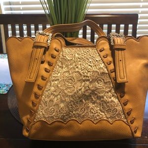 Concealed gun carrying tote.